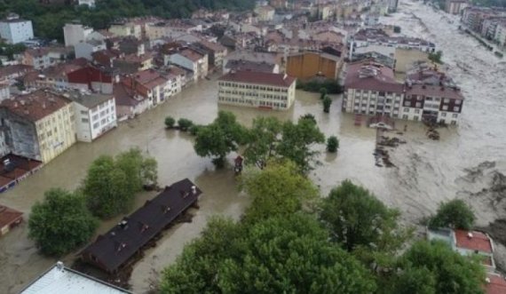 Katër të vdekur e një i zhdukur nga vërshimet në Turqi