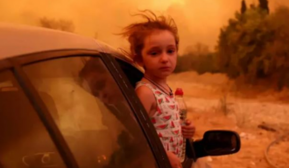  Drama me zjarret në Greqi, çfarë nuk dihet mbi foton virale të kësaj vajze 