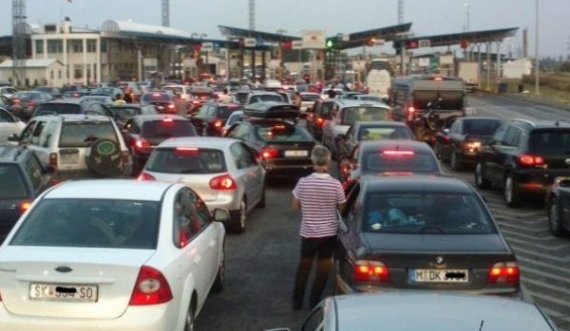 Kthimi masiv i mërgimtarëve, deri në 6 orë pritje në Merdarë