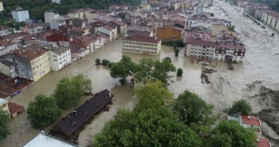 Katër të vdekur e një i zhdukur nga vërshimet në Turqi