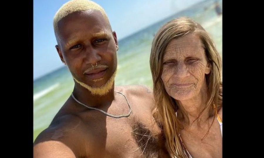 61-vjeçarja fejohet me 24 vjeçarin, rrjeti shpërthen në negativitet