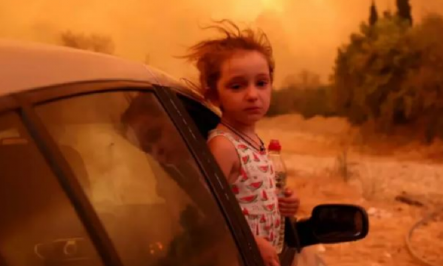  Drama me zjarret në Greqi, çfarë nuk dihet mbi foton virale të kësaj vajze 