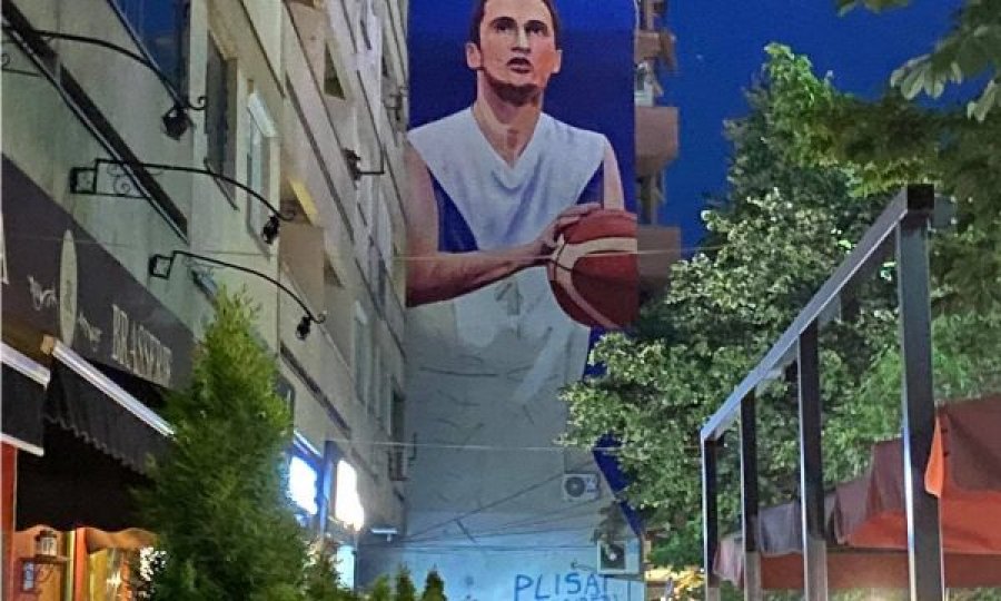 Edmond Azemi me portret gjigant në Prishtinë