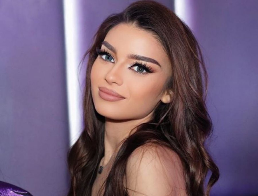 Kokë e këmbë e dashuruar! Sindi flet hapur për djalin që i ka rrëmbyer zemrën