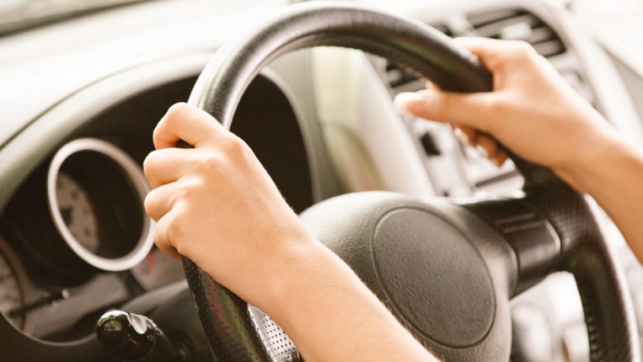  Njihuni me personin e vetëm në botë që ka të drejtë të vozisë pa patentë shoferi 