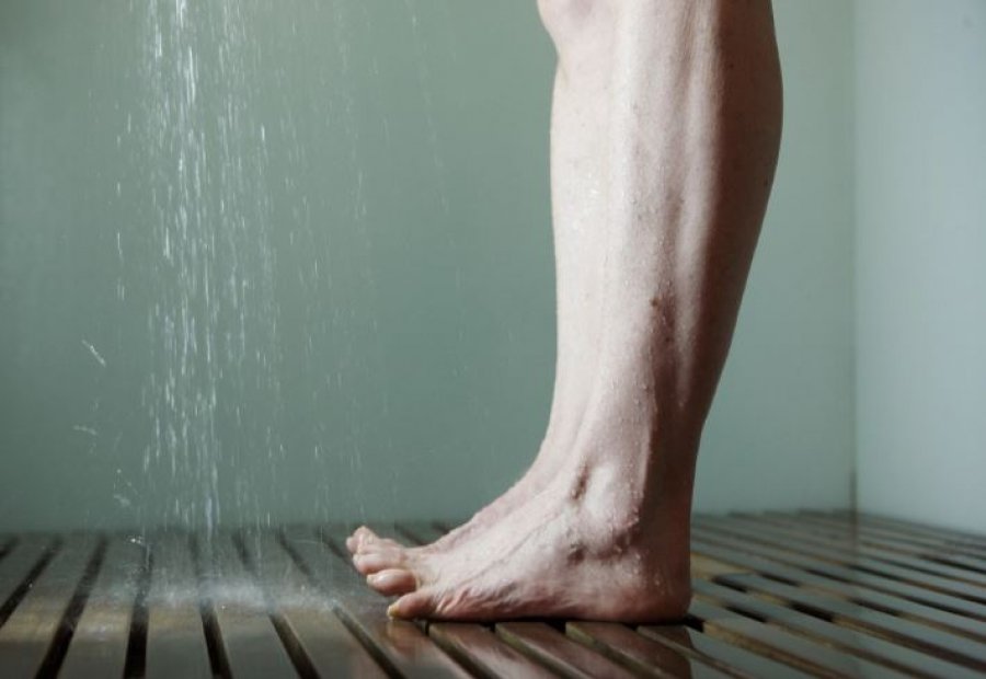 Mjekët zbulojnë arsyen pse gratë nuk duhet të urinojnë kurrë në dush. Ja çfarë mund t’ju ndodhë
