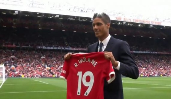 Varane prezantohet para mijëra tifozëve në “Old Trafford”, ka zgjedhur numrin 19