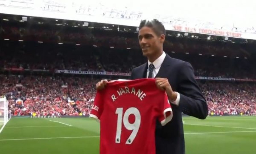 Varane prezantohet para mijëra tifozëve në “Old Trafford”, ka zgjedhur numrin 19