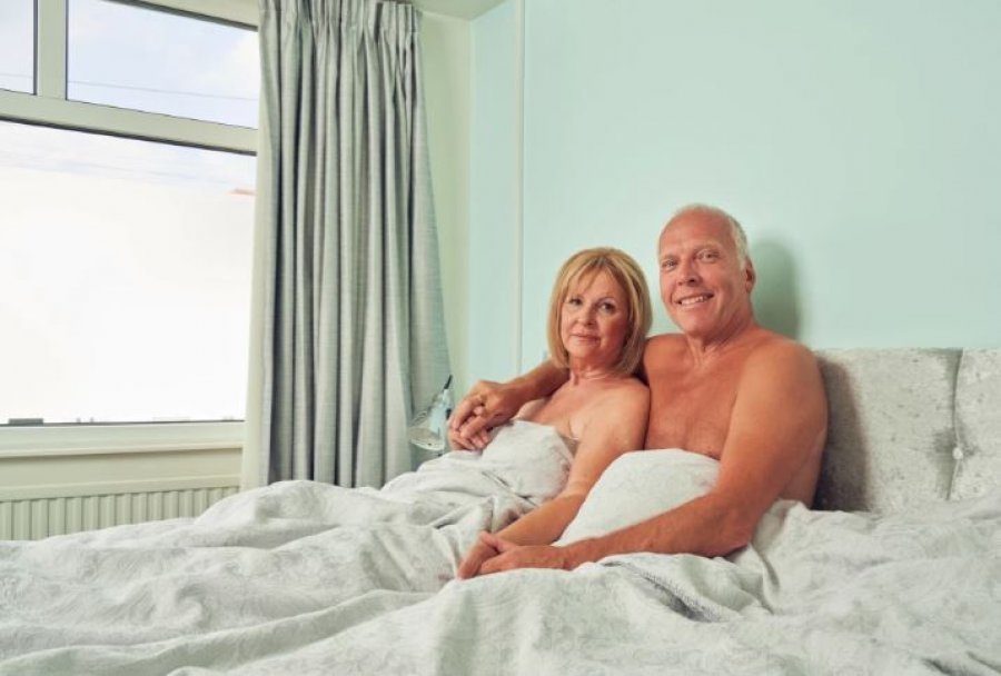“Partneri im zgjat pesë orë në shtrat”- 62-vjeçarja flet për jetën personale: Pas disa lëndimeve në trup, ia kam ndaluar të…
