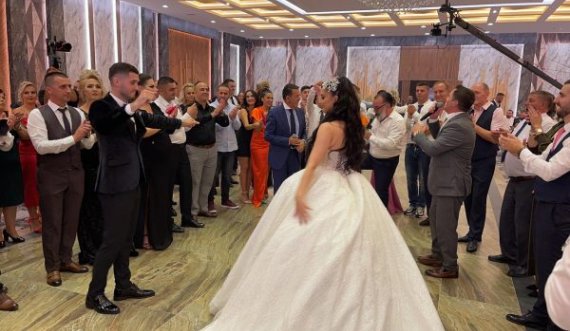 Dalin pamje, Afrim Muqiçi dhe Xeni e kallin atmosferën në dasmën e djalit të tij