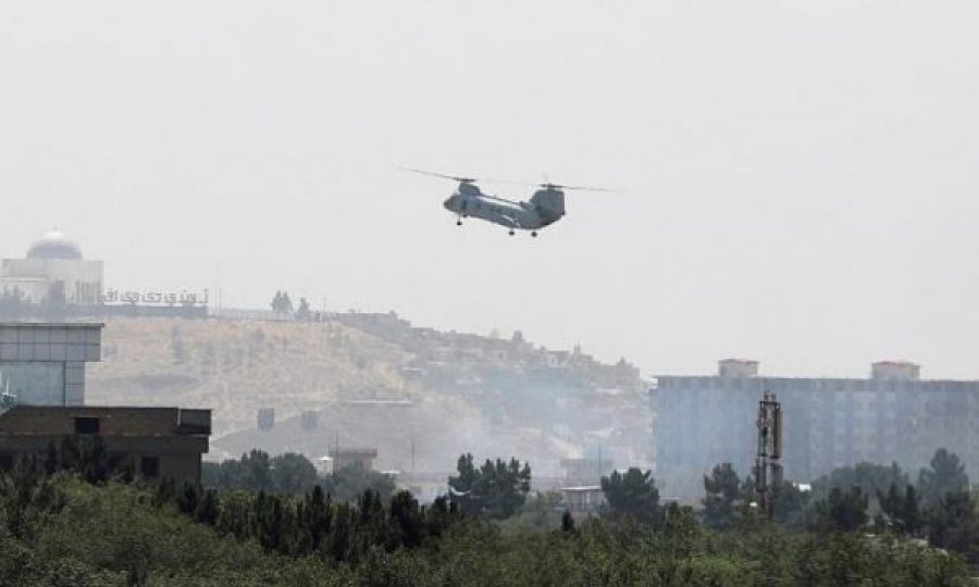 Publikohen pamjet: Momenti kur SHBA evakuon me helikopter stafin në Afganistan