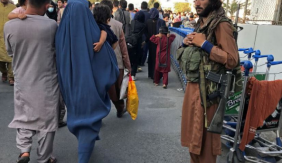  Kaos në aeroportin e Kabulit, vdesin 5 persona 