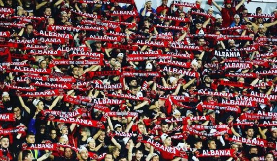  Tifozat Kuq e Zi sulmojnë me ngjyrë të kuqe Bashkinë e Korçës, për shkak të Goran Bregovicit 