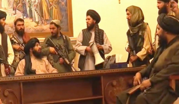  Të armatosur rëndë, pamje të luftëtarëve talebanë brenda pallatit presidencial 