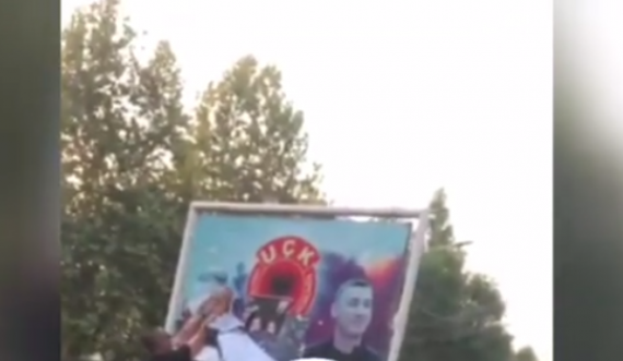  Mitrovicasi zbret nga vetura dhe largon posterët e diskotekave të vendosur mbi foton e Thaçit dhe Veselit 