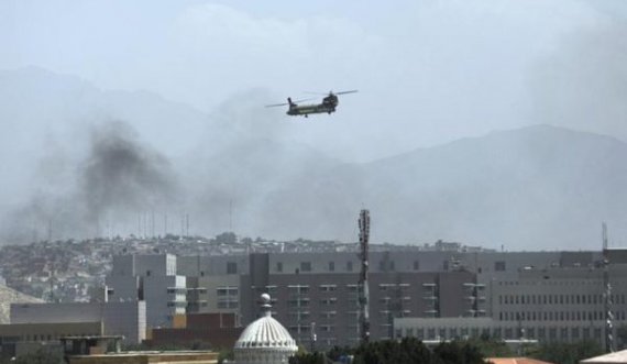  Helikopterët fluturojnë mbi Kabul, raportohet se Merkel do të dërgojë ushtrinë në ndihmë të evakuimit 