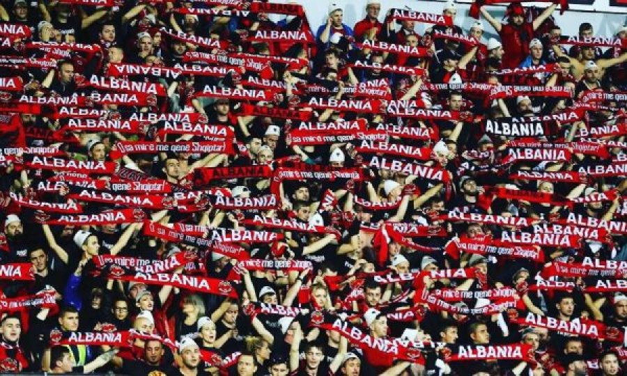  Tifozat Kuq e Zi sulmojnë me ngjyrë të kuqe Bashkinë e Korçës, për shkak të Goran Bregovicit 