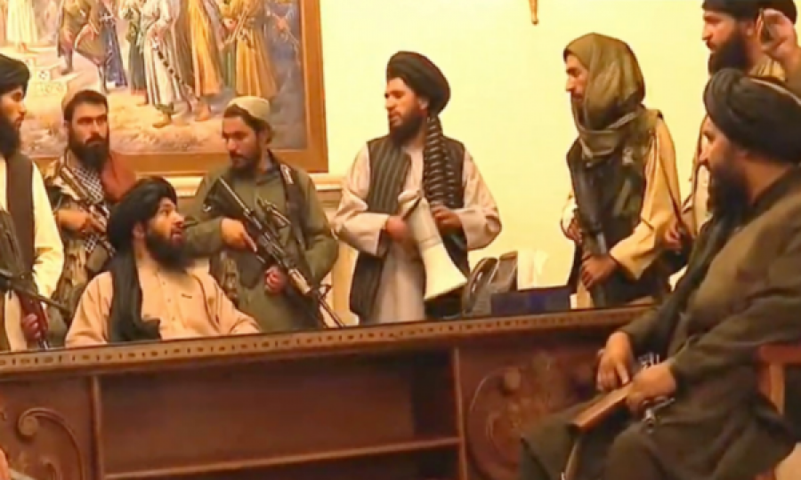  Të armatosur rëndë, pamje të luftëtarëve talebanë brenda pallatit presidencial 