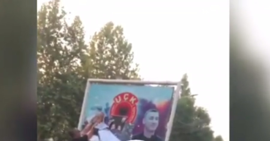  Mitrovicasi zbret nga vetura dhe largon posterët e diskotekave të vendosur mbi foton e Thaçit dhe Veselit 