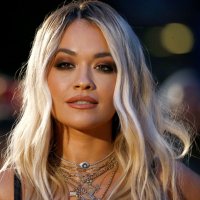 Rita Ora shkëlqen me fustanin e gjelbër