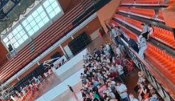 Tollovi në qendrën e vaksinimit në Prizren, qytetarë të shumtë presin në radhë pa maska e distancë