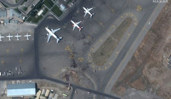 Kaosi në Aeroportin e Kabulit: Grumbulli i njerëzve shihet edhe nga pamjet satelitore