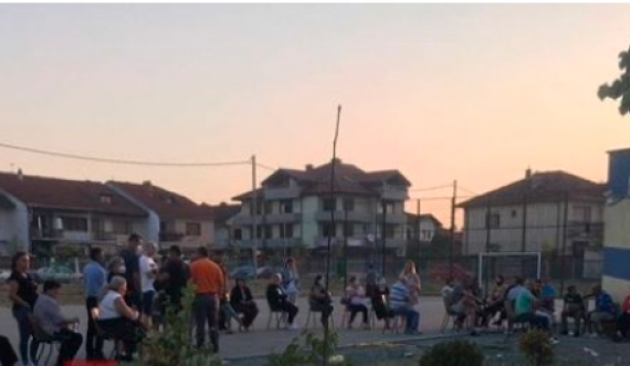 Pritje të gjata për vaksinim në Gjakovë, disa persona nuk e respektojnë distancën