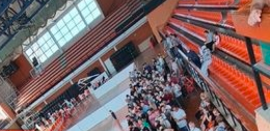 Tollovi në qendrën e vaksinimit në Prizren, qytetarë të shumtë presin në radhë pa maska e distancë
