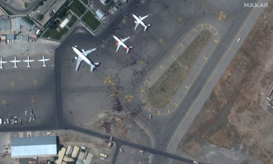 Kaosi në Aeroportin e Kabulit: Grumbulli i njerëzve shihet edhe nga pamjet satelitore