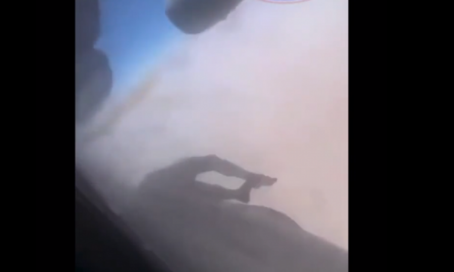 Trupi i një afgani të vdekur shihet në krahët e avionit ushtarak
