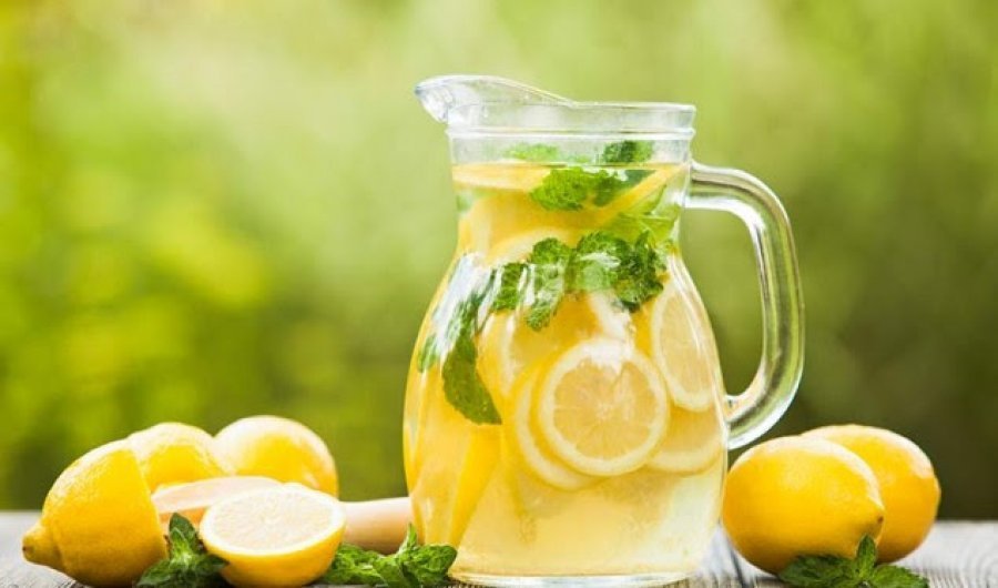 Këto janë 15 problemet shëndetsore të cilat mund t’i kuroj lëngu i limonit 
