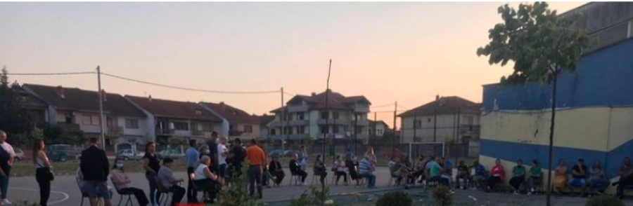 Pritje të gjata për vaksinim në Gjakovë, disa persona nuk e respektojnë distancën