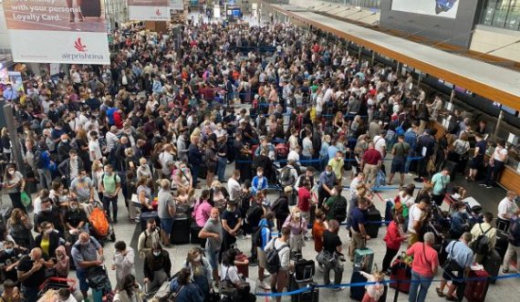  Aeroporti mbushet me mërgimtarë, po kthehen në shtetet ku jetojnë 