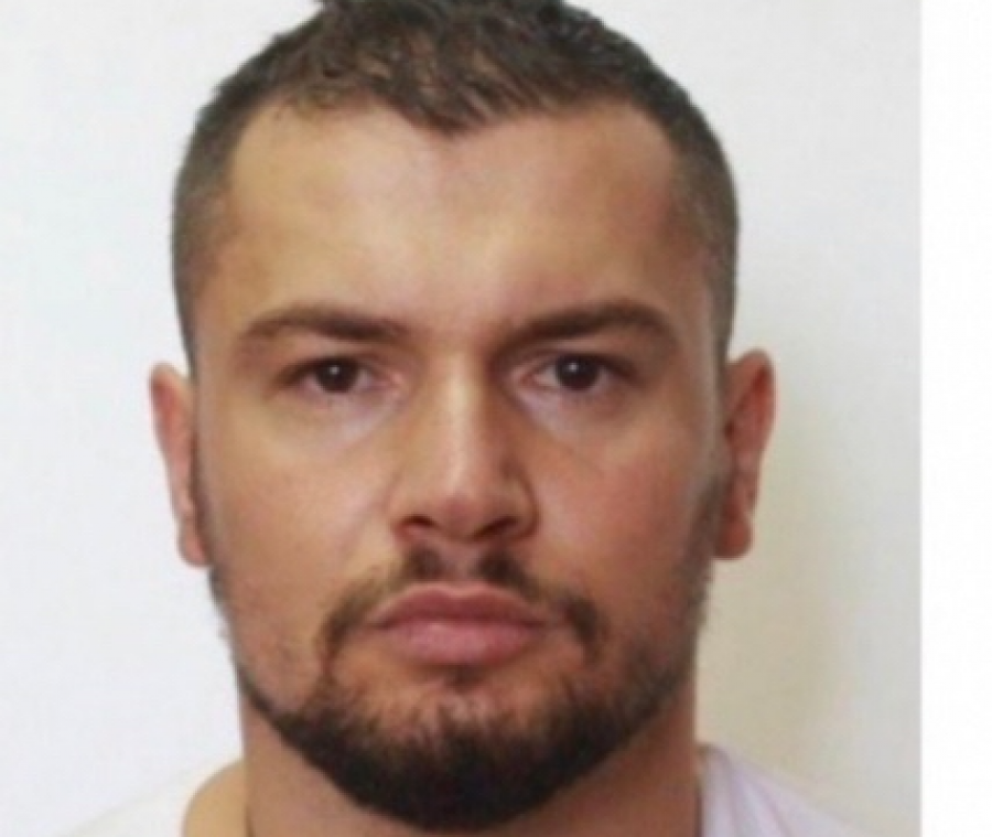 Nëse e njihni këtë person lajmërojeni menjëherë Policinë e Kosovës