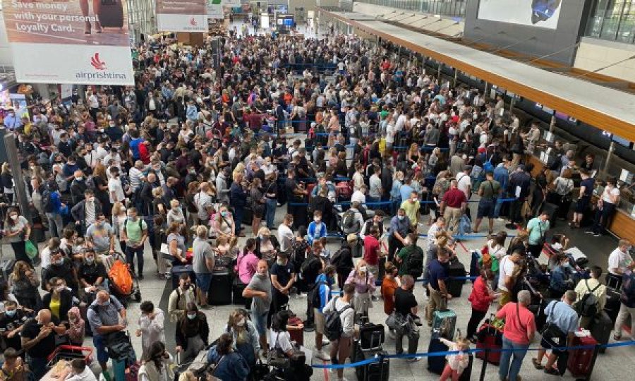  Aeroporti mbushet me mërgimtarë, po kthehen në shtetet ku jetojnë 