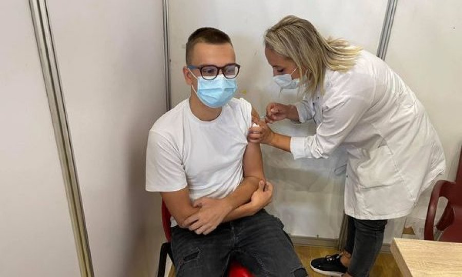  Vaksinohet 16 vjeçari i parë në Kosovë kundër COVID-19 