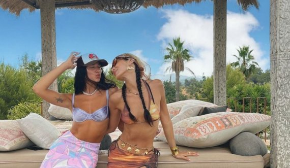 Dy kunatat, Dua Lipa dhe Bella Hadid rrisin temperaturat me pozat sensuale nga Ibiza 