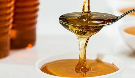 Nuk e keni ditur më parë këtë sekret! Çfarë i ndodh organizmit nëse konsumoni një lugë mjaltë herët në mëngjes? 