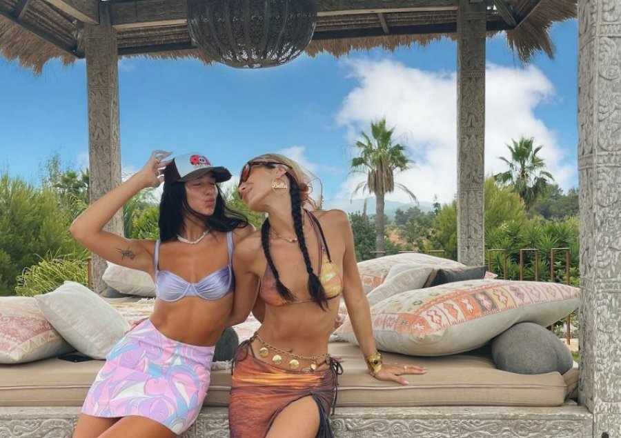 Dy kunatat, Dua Lipa dhe Bella Hadid rrisin temperaturat me pozat sensuale nga Ibiza 
