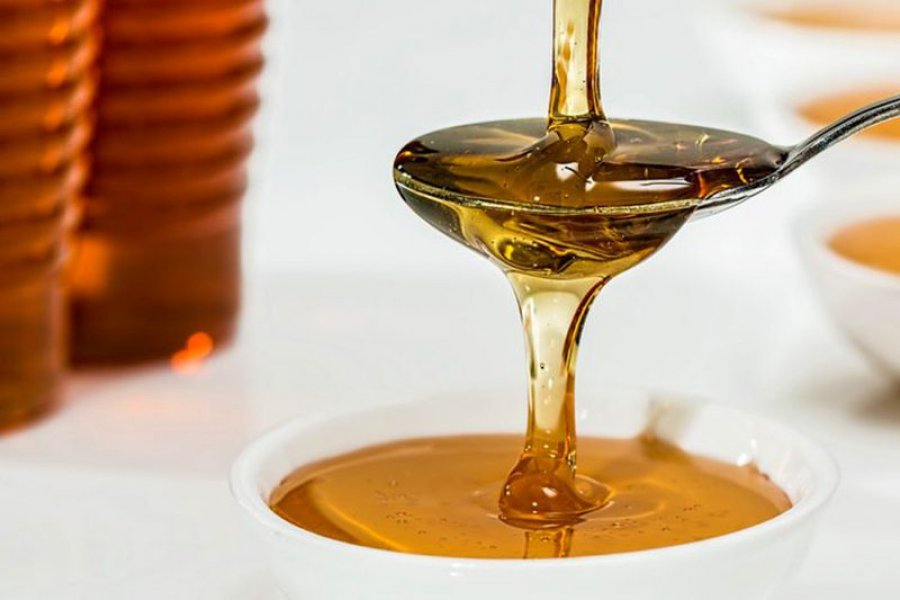 Nuk e keni ditur më parë këtë sekret! Çfarë i ndodh organizmit nëse konsumoni një lugë mjaltë herët në mëngjes? 