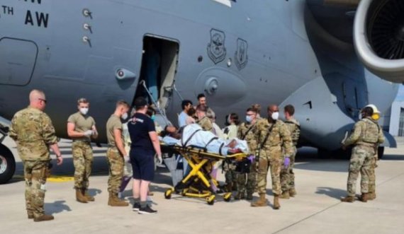Gruaja afgane e evakuuar lind foshnjën në një avion amerikan