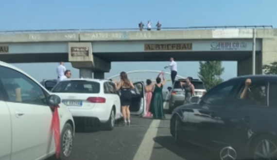 Muzikë e hare! Dasmorët bllokojnë autostradën, kërcejnë mbi vetura në mes të rrugës
