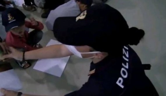 Policët argëtojnë fëmijët që mbërrijnë nga Kabuli në aeroportin e Romës