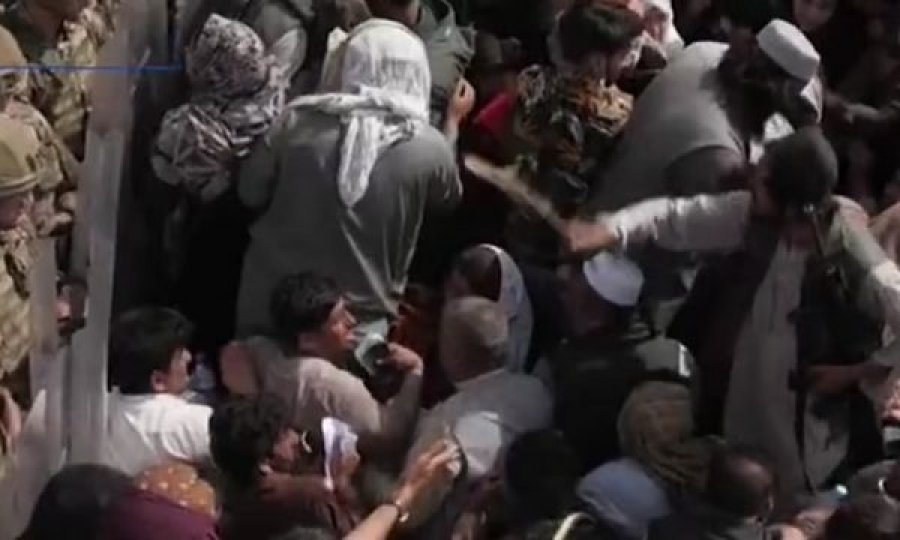 Ushtria britanike: Talebanët qëlluan drejt turmës së qytetarëve