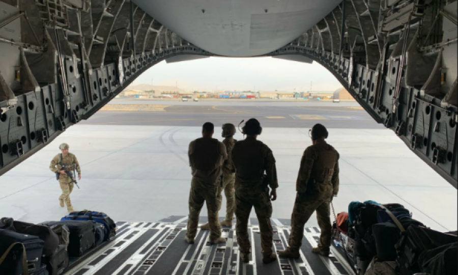 Avionët që po i evakuojnë afganët paralajmërohen se mund të sulmohen nga ISIS-i