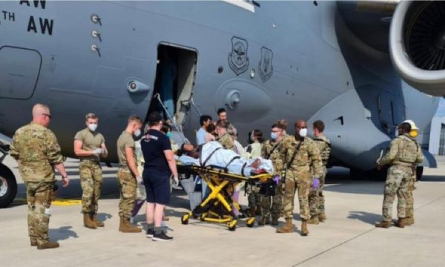 Gruaja afgane e evakuuar lind foshnjën në një avion amerikan