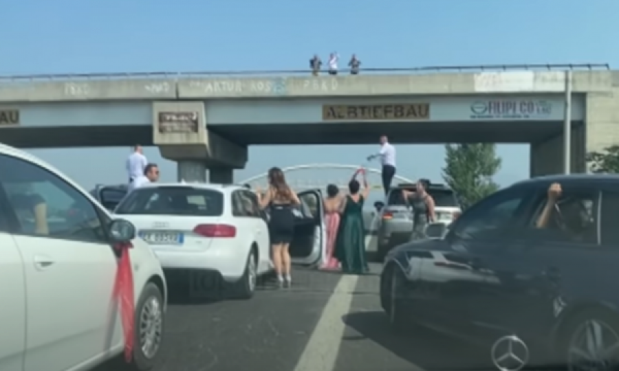 Muzikë e hare! Dasmorët bllokojnë autostradën, kërcejnë mbi vetura në mes të rrugës