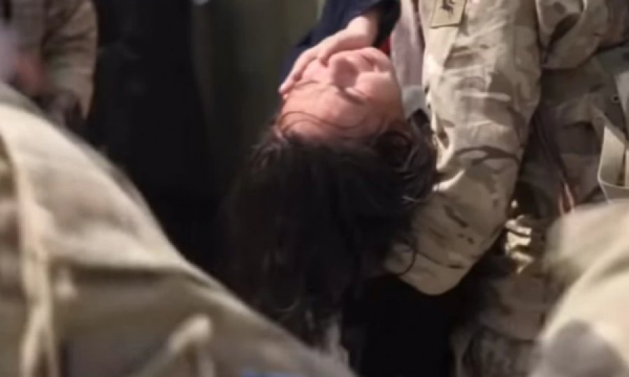 Skena kaosi në Aeroportin e Kabulit, qytetarët bëjnë gjithçka për t’iu larguar talibanëve