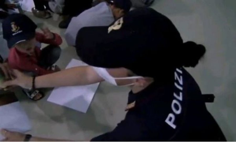 Policët argëtojnë fëmijët që mbërrijnë nga Kabuli në aeroportin e Romës