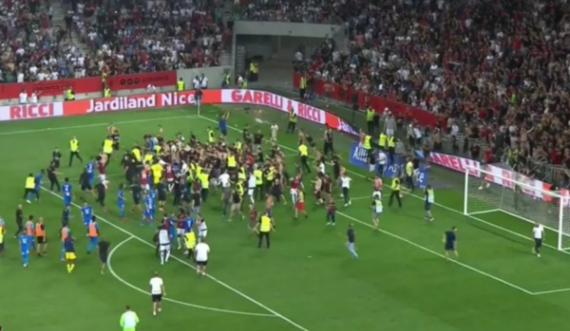  Pamje: Tifozët futen në fushë dhe përleshen me futbollistë në ndeshjen Marseille – Nice 